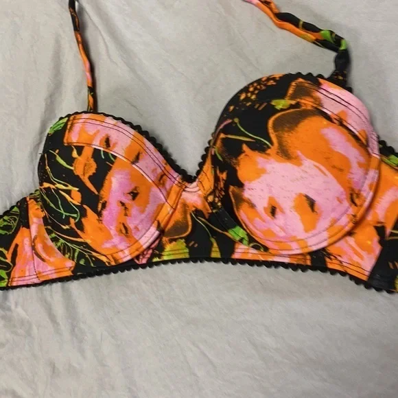 Bikini - Picture 7 of 10